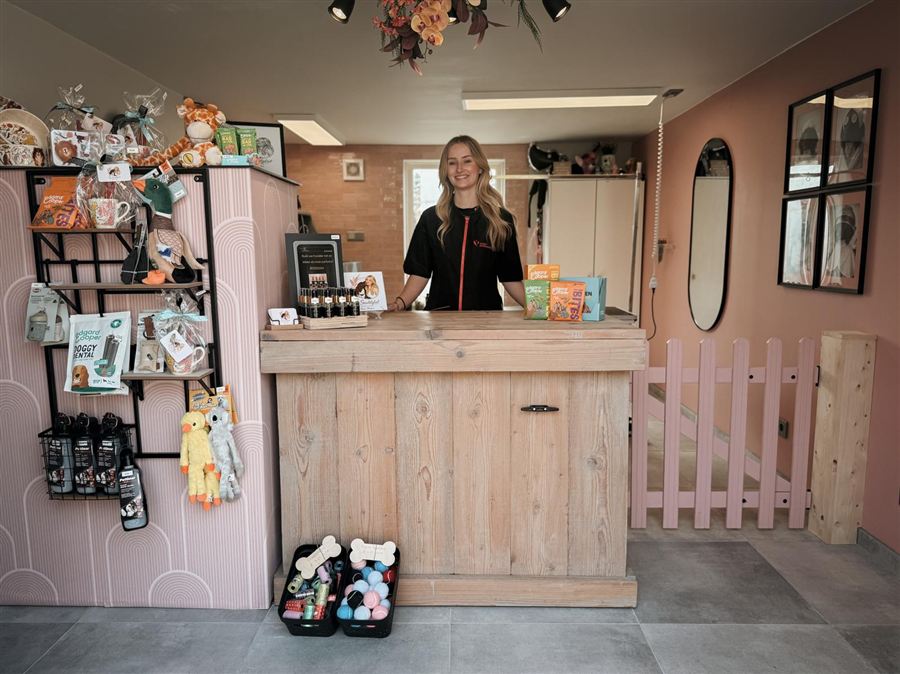 Balie en winkelgedeelte van De Snuitstylist met verzorgingsproducten